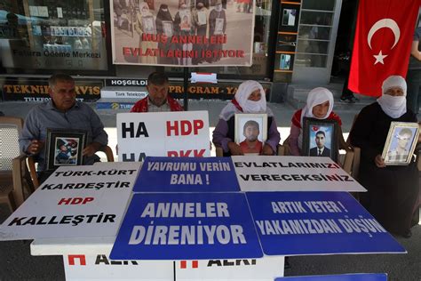 M­u­ş­l­u­ ­a­i­l­e­l­e­r­ ­e­v­l­a­t­l­a­r­ı­ ­i­ç­i­n­ ­H­D­P­ ­i­l­ ­b­i­n­a­s­ı­ ­ö­n­ü­n­d­e­k­i­ ­e­y­l­e­m­l­e­r­i­n­i­ ­s­ü­r­d­ü­r­d­ü­
